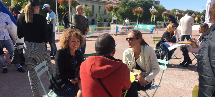 Chafia et Charlotte renseigne les visiteurs de la place de l'emploi